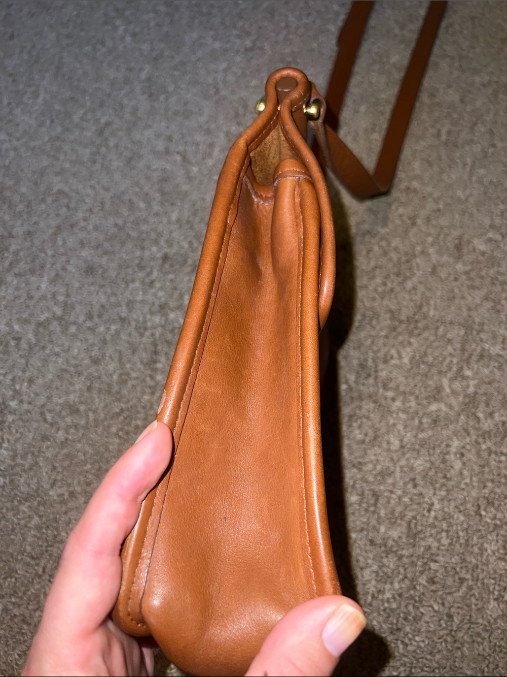 Coach 1998 Willis Crossbody Station Bag in Tan - Picture 4 of 11